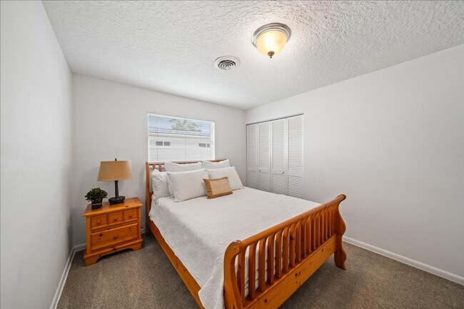 Building Photo - 17 Country Club Rd