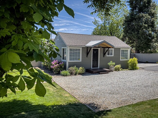 Building Photo - Kelsey's Cottage: Fully Furnished 2 bd/1ba Jacksonville Cottage, Large yard! $300 Utility Fee