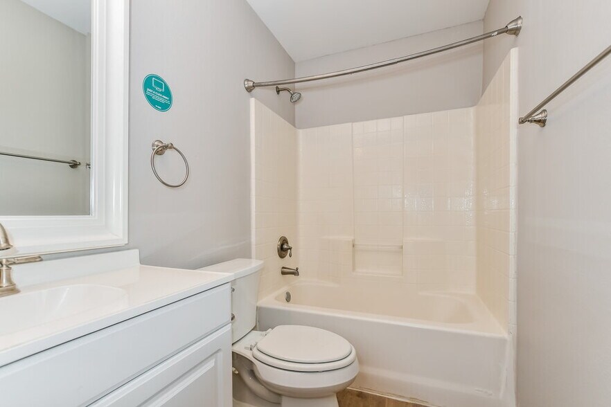 Building Photo - 1401 Buckingham Dr