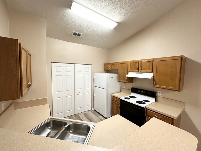 Building Photo - 23 Eton Ln