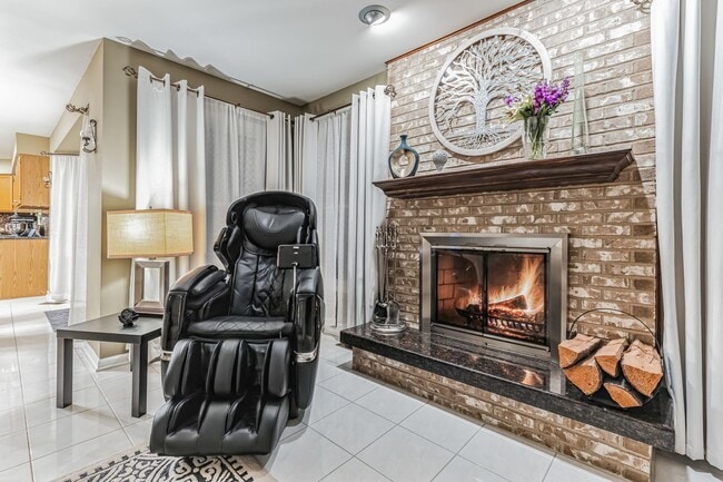 Building Photo - Fully Furnished 4 Bedroom 2.5 bathroom home in Bloomingdale