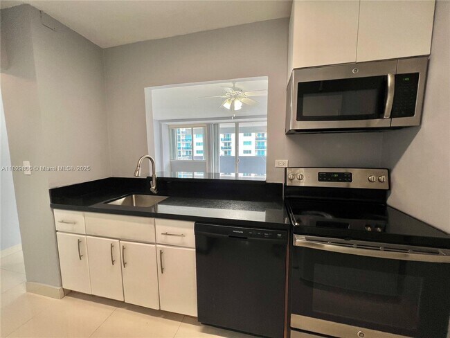 Building Photo - 7545 E Treasure Dr