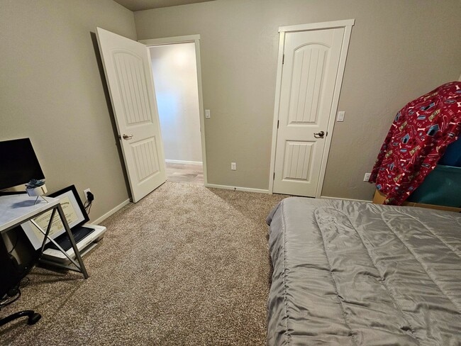 Building Photo - Open & Airy 3 Bedroom/2 Bath Home with Refrigerated Air
