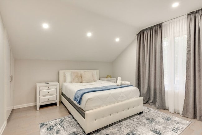 Building Photo - 2135 Rosemont Dr