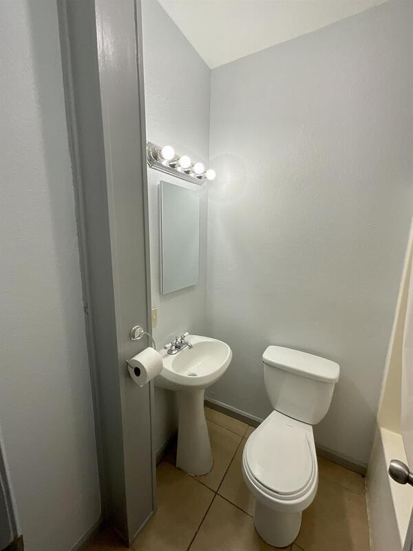 Building Photo - 608 W Schuetz St