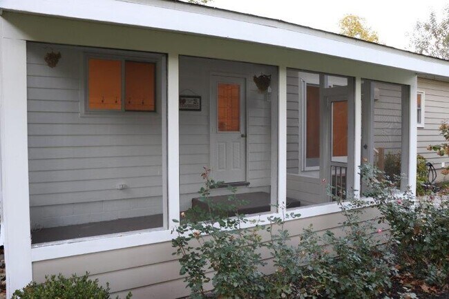 Building Photo - 300 Caroline St