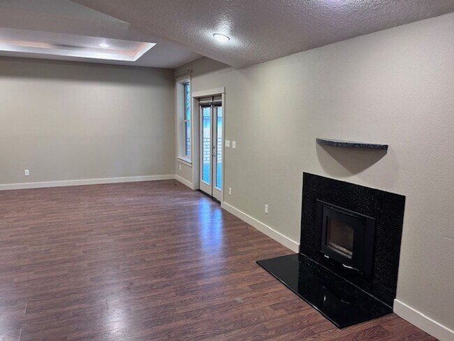 Building Photo - Burnt Bridge Creek 4 bedroom- Single Level