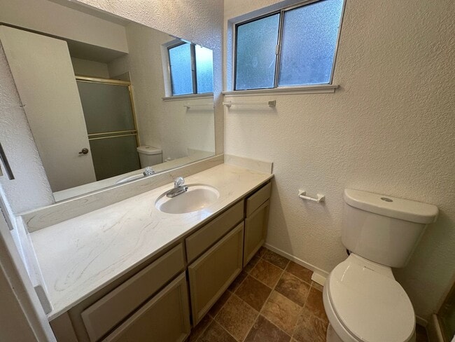 Building Photo - Spacious 2 Bedroom Duplex