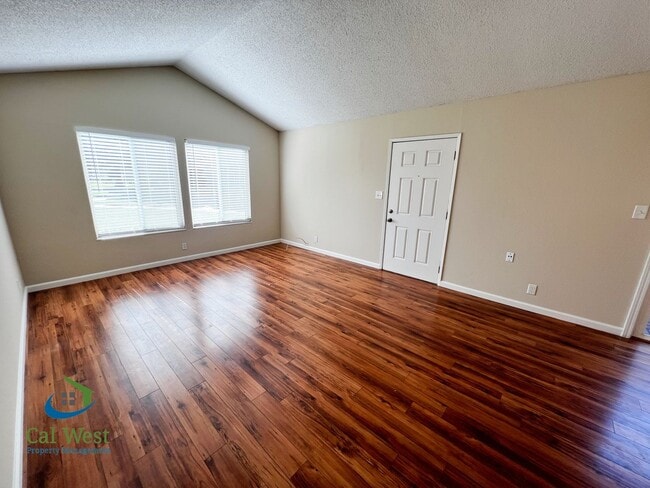 Building Photo - $2,895 Cute cozy 2/1 Condominium in South ...