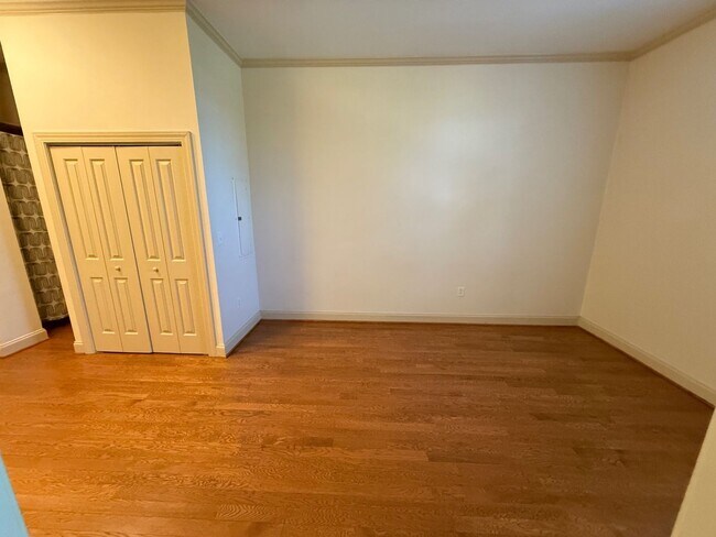 Building Photo - 705 Maple St