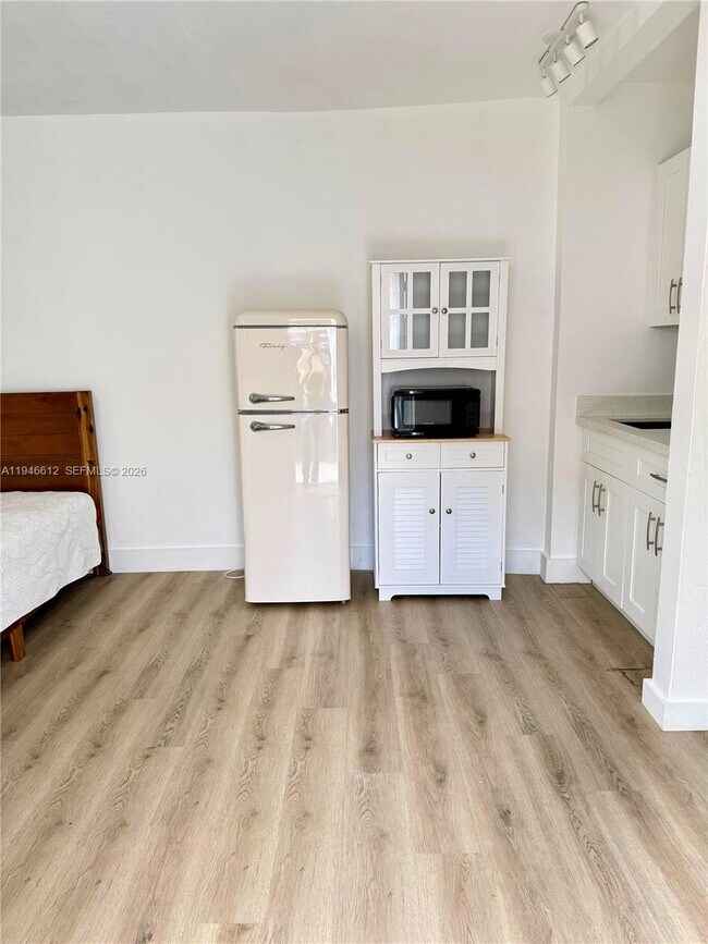 Building Photo - 541 E 38th St