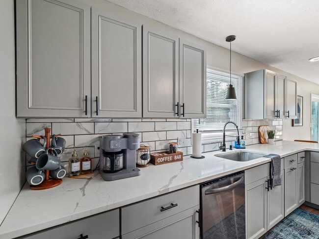 Building Photo - 4861 Pineview Dr