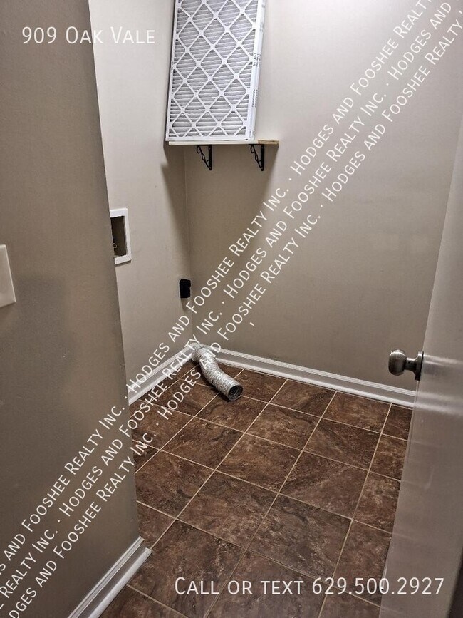 Building Photo - 909 Oak Vale Dr