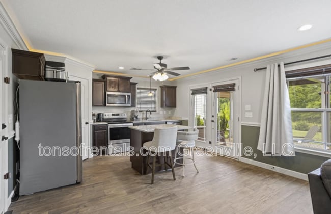 Building Photo - 679 Spartan Commodor Ln
