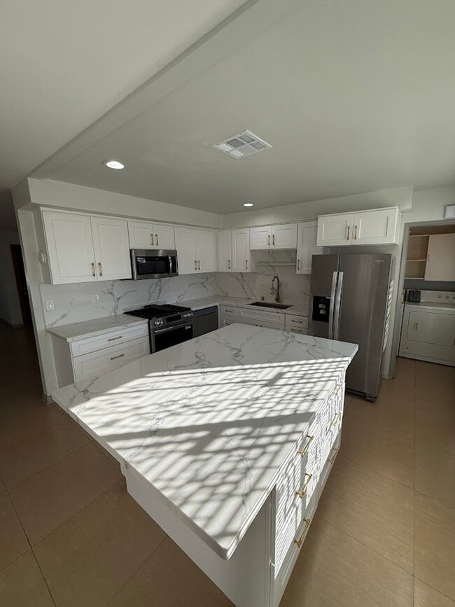 Building Photo - 3 Bedroom 2 Bathroom Granada Hills Home (Main House) Great Location!