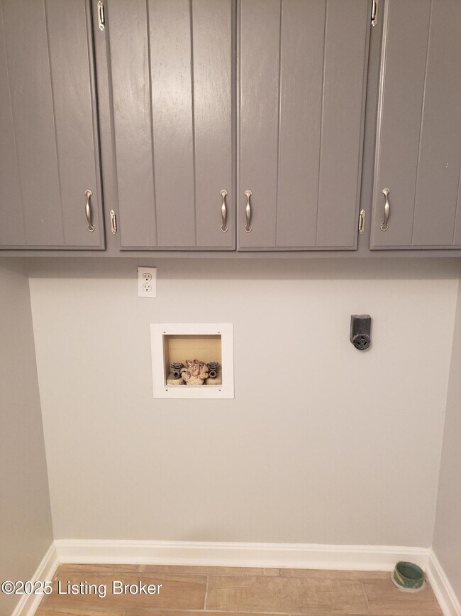 Building Photo - 102 E Florence Ave