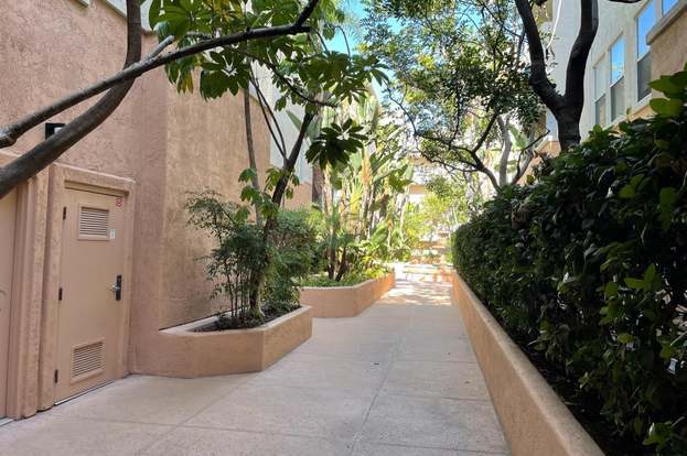 Building Photo - 640 Camino De La Reina