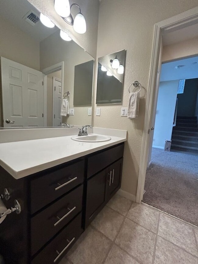 Building Photo - 4 bedroom 3 bathroom in Hanford!
