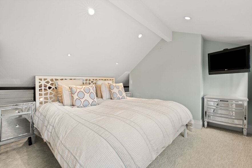 Building Photo - 7 Acorn St