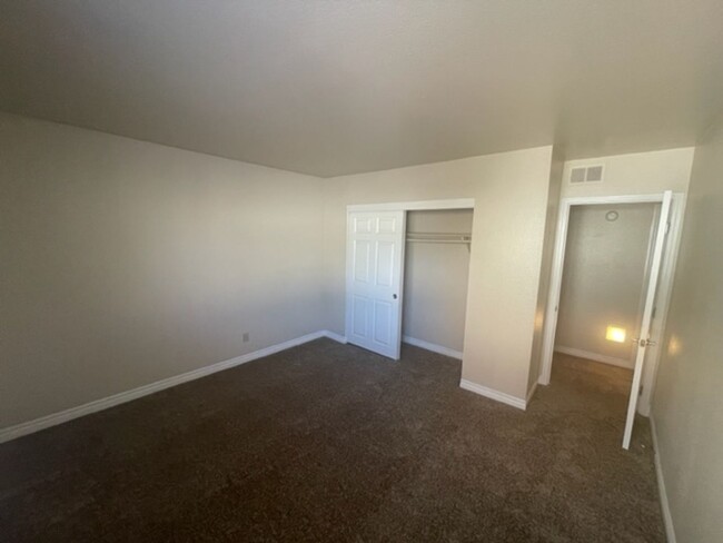 Building Photo - Great 2 Bedroom Unit Centrally Located in ...