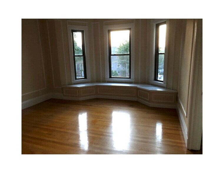 Building Photo - 40 Rockview St