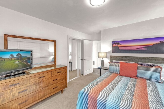 Building Photo - Perfect Location! 10-minute walk to the Oc...