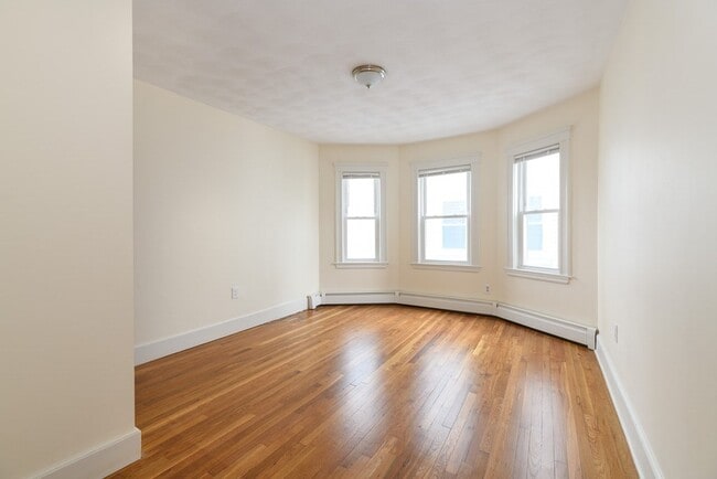 Building Photo - 305 Hurley St