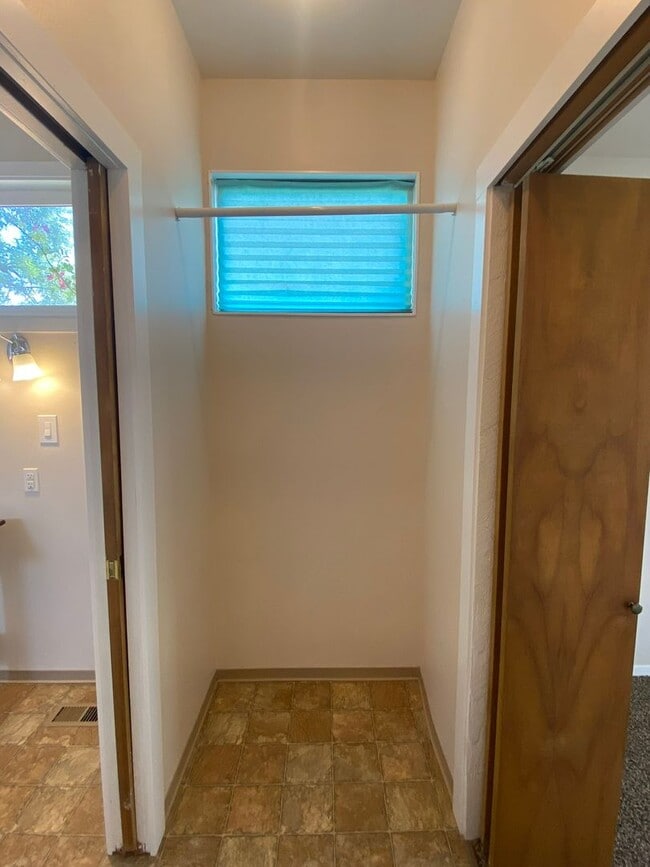 Building Photo - 2 Bed, 1 Bath House with Laundry Across fr...