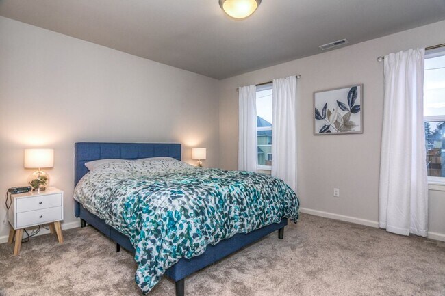 Building Photo - Spacious 3 Bedroom Home, Great Southeast B...