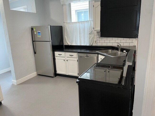 Building Photo - Beautiful 3bedroom 1.5 bath