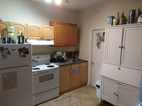 Building Photo - 2BR 1Bth unit. Heat/Hot Water included. Great location! Right on Green Line