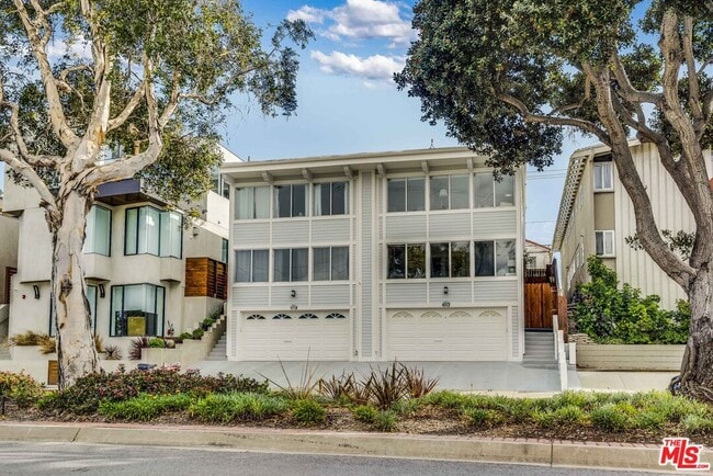 Building Photo - 460 Rosecrans Ave