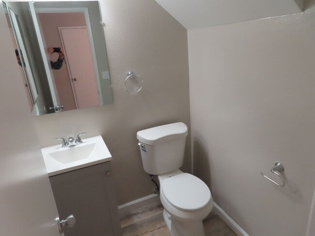Building Photo - Renovated 2 Bed 2 1/2 Bath Condo with Atta...