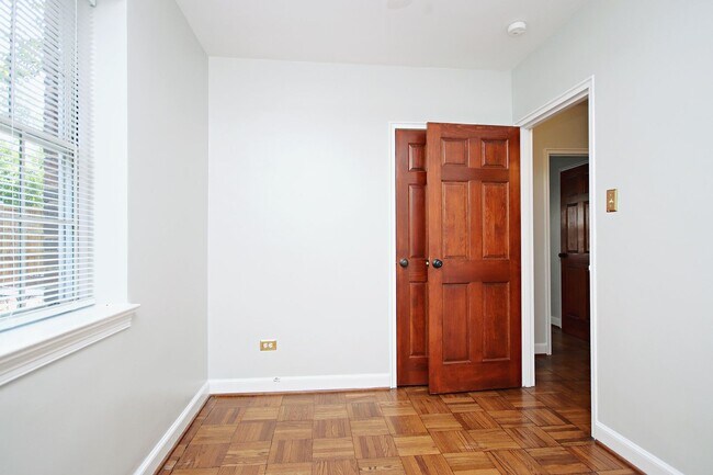 Building Photo - Student-Friendly UVA Apartment With Ting Internet Included