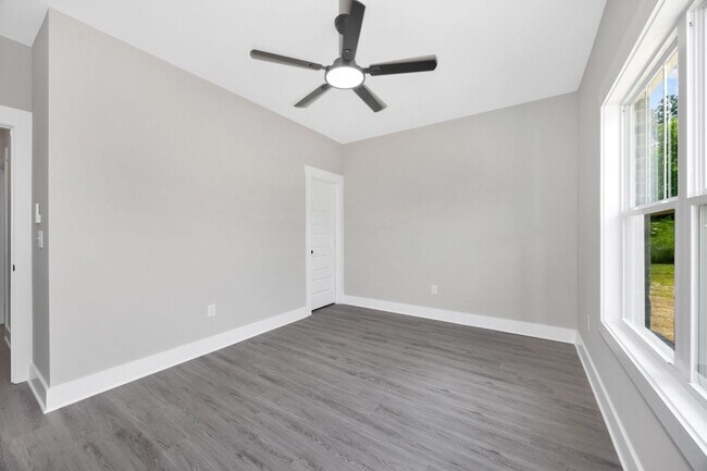 Building Photo - 4 Bedroom, 2 Bath