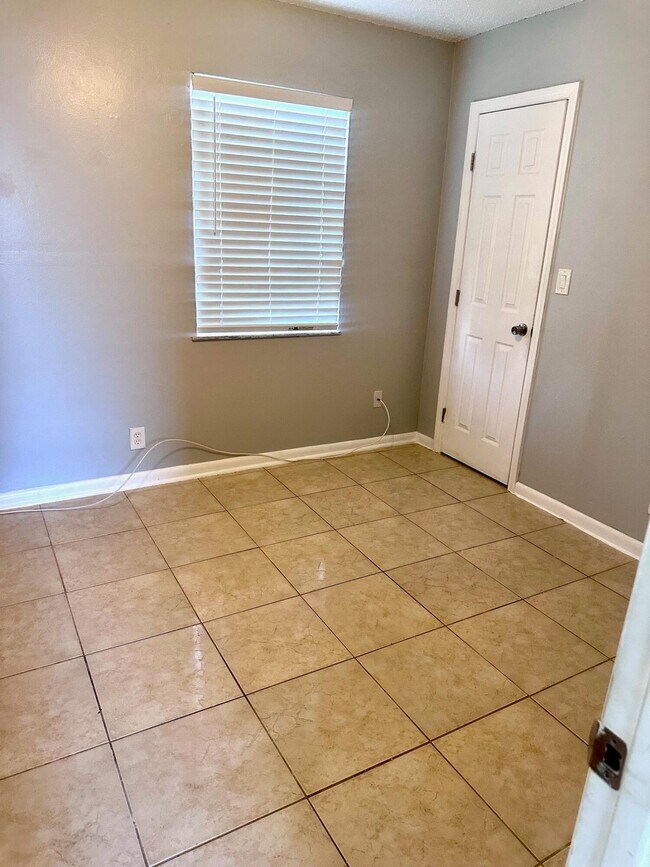 Building Photo - 9326 Sunrise Dr