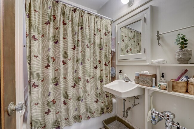 Building Photo - Armin