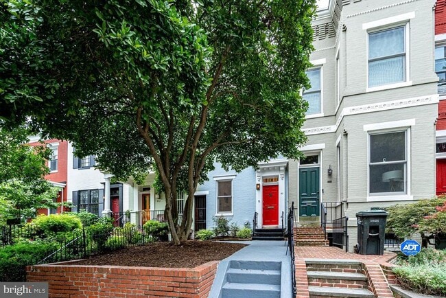 Building Photo - 611 G St SE