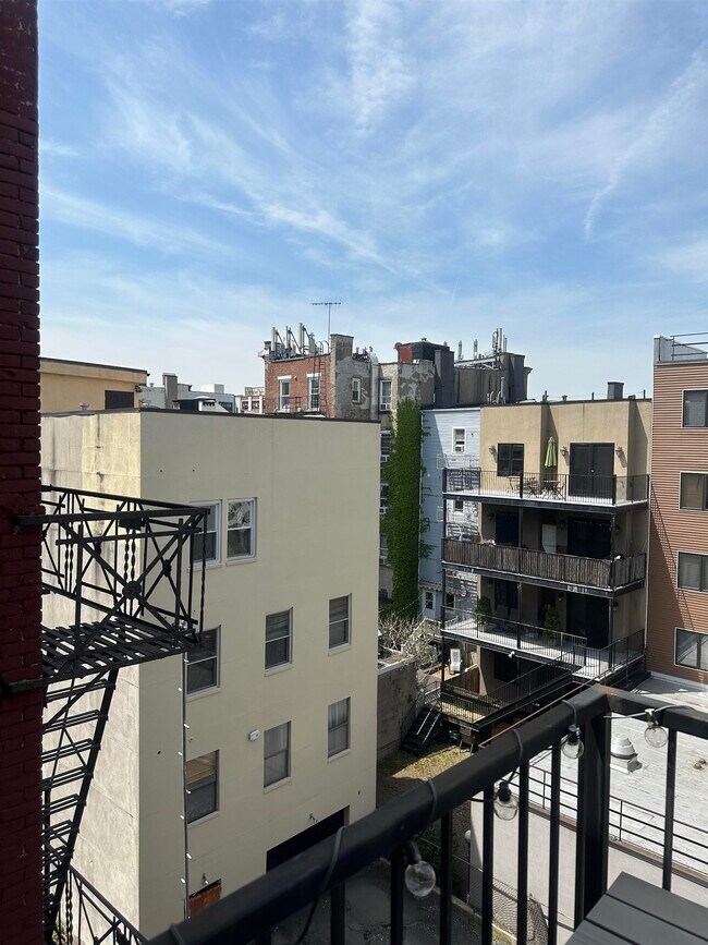 Building Photo - 408 Grand St