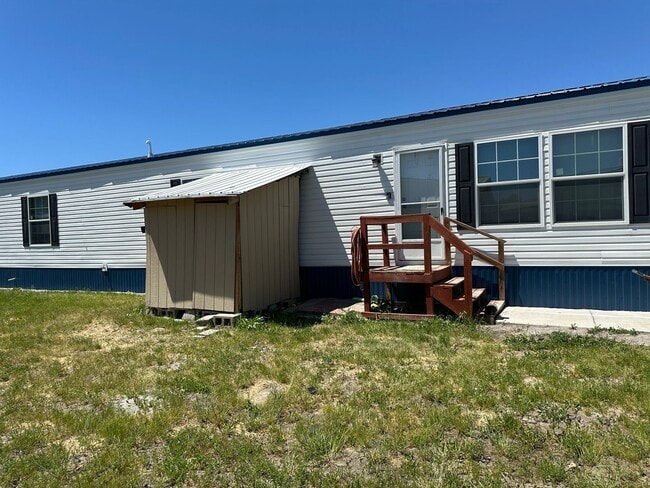 Building Photo - 3 Bed, 2 Bath Trailer
