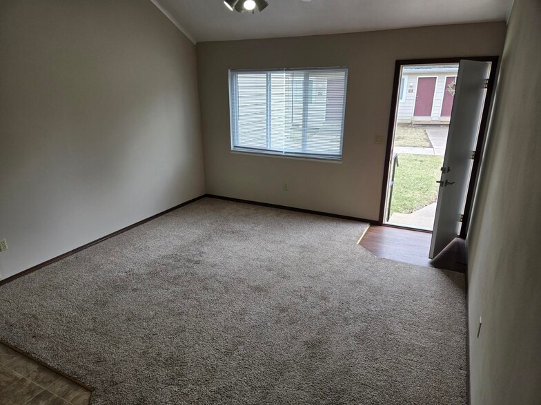 Building Photo - 17 Village Ct