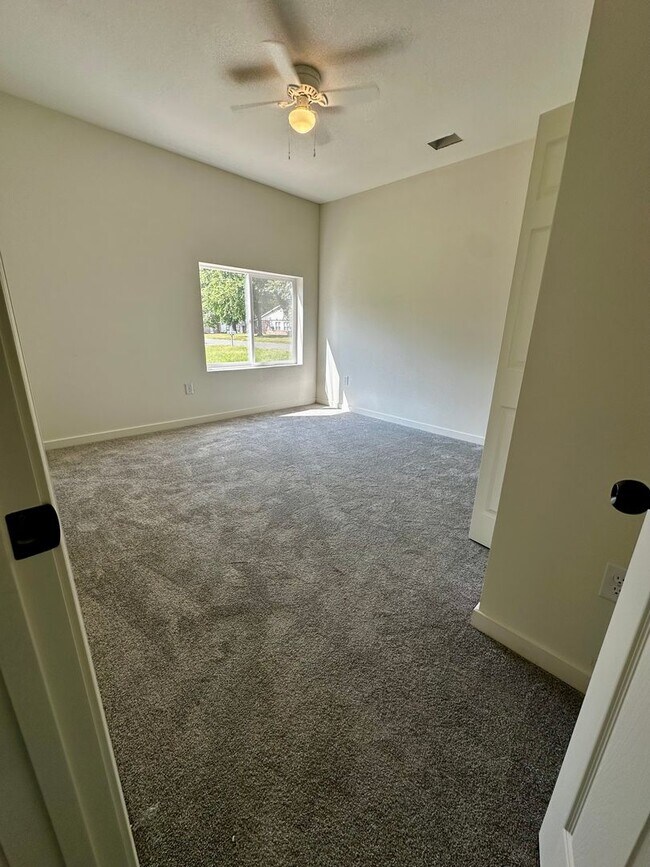 Building Photo - 411 Hillcrest Dr