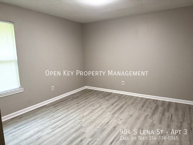 Building Photo - 904 S Lena St