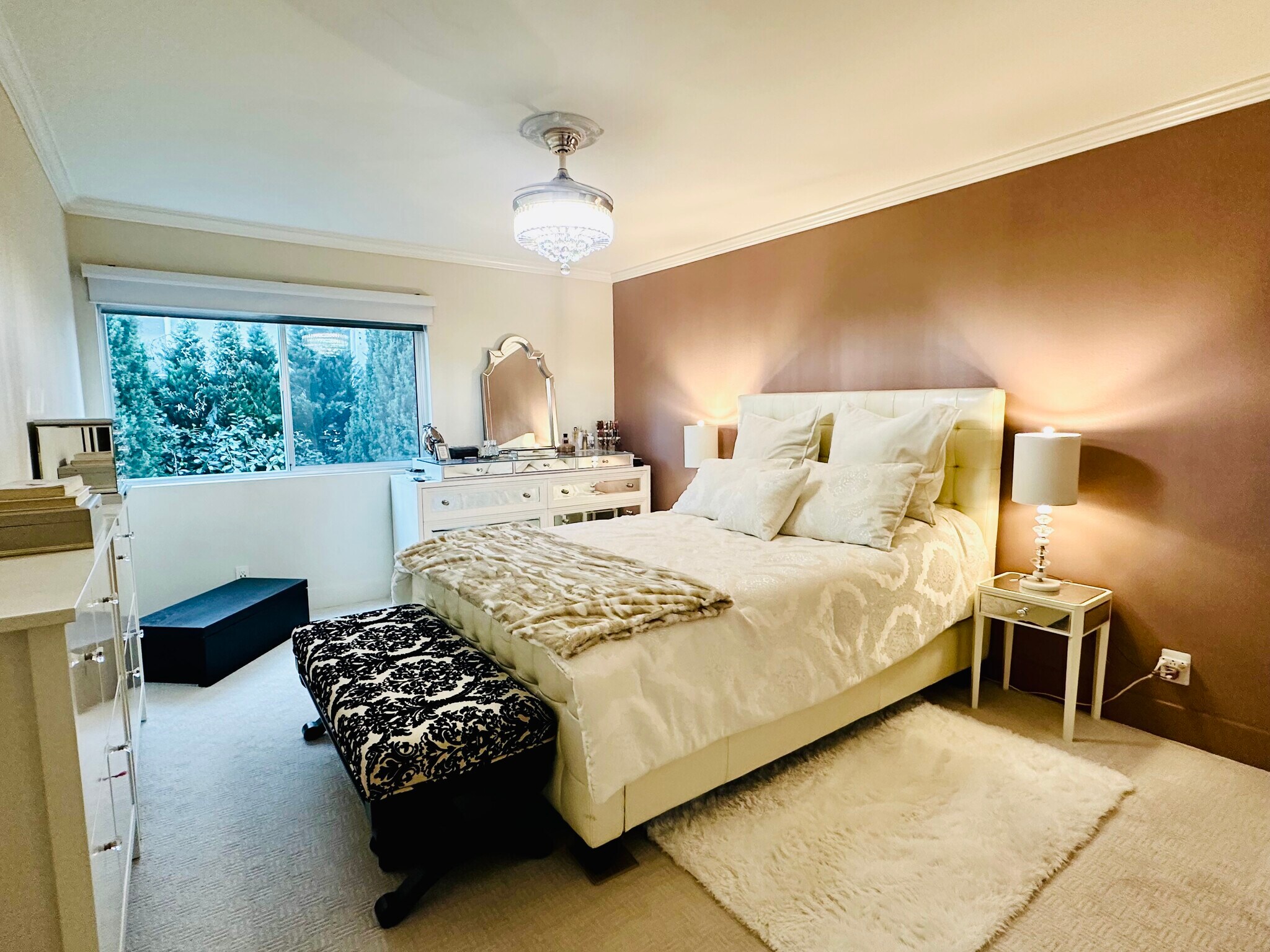 Building Photo - 8400 De Longpre Ave