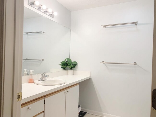 Building Photo - 1359 Heatherwood Ln