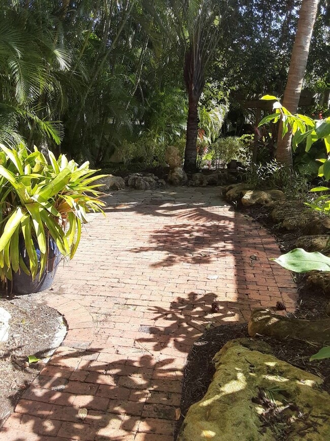 Building Photo - Annual unfurnished 3/2 SFH with pool in The Oaks!