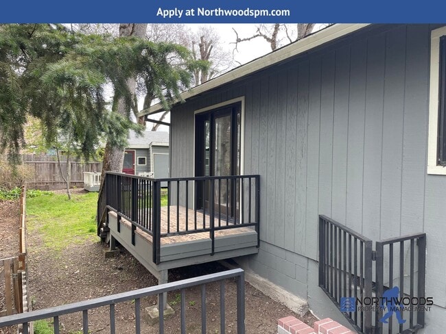 Building Photo - Beautiful Butte Creek View-3 Bedroom 2 Bat...
