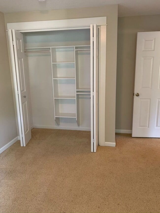 Building Photo - Large Four Bedroom House in Newberg