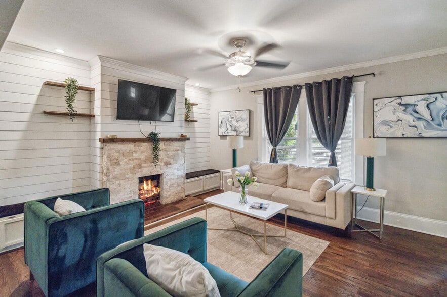 Building Photo - Room in House on Donnelly Ave SW