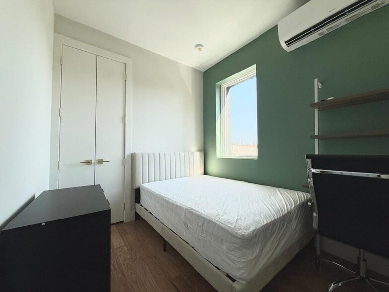 Primary Photo - Furnished room/NOT APARTMENT